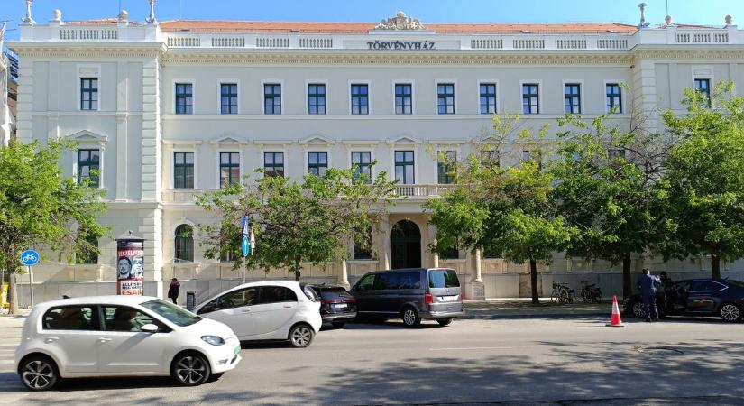 Egy rozoga ablak árulta el az igazságot – kiderült, hogyan nézett ki valójában Szolnok egyik legszebb épülete