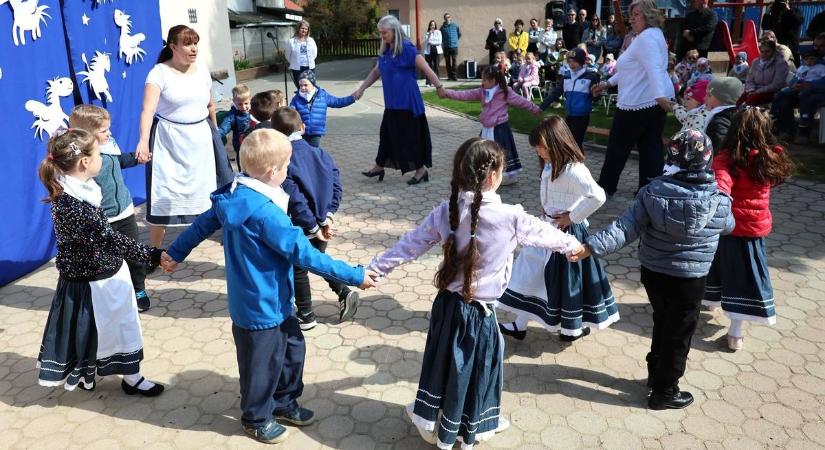 Hat évtized után is ugyanaz a szeretet várja a gyerekeket a komáromi Kistáltosban