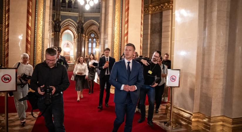 BBC: digitalizált dokumentumokkal keresik hivatalokból a Tisza Párt kegyeit