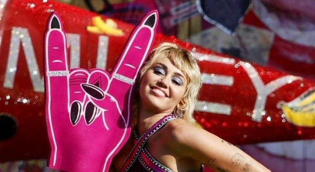 Miley Cyrus Super Bowl-előkoncertjén Billy Idollal és Joan Jett-tel lépett fel