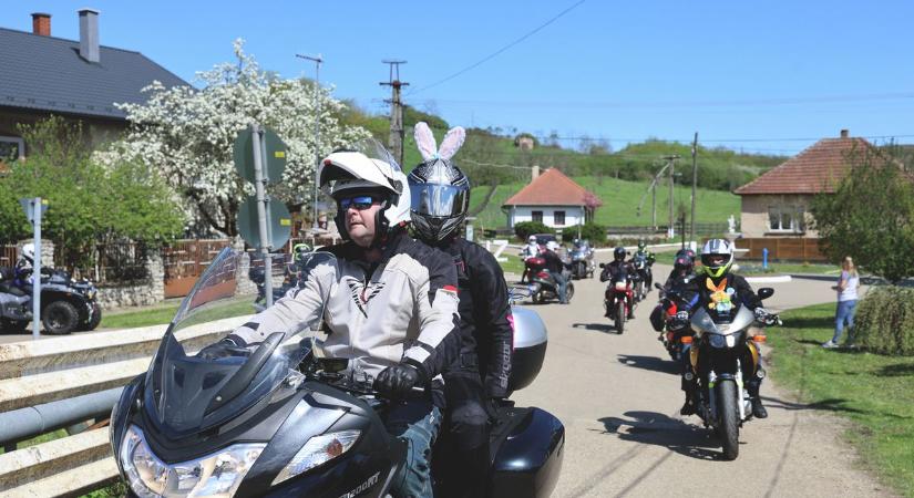 Rendőri segítséggel melegítettek be a motorosok