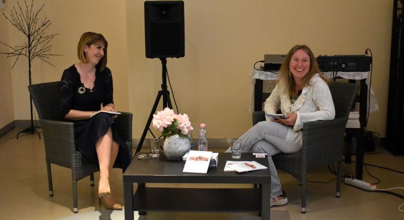 Szülőknek kötelező: bemutatták Szalóky-Szekeres Petra első könyvét