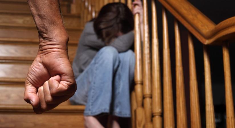 Eldurvult a családi összejövetel Kaposváron, rendőrök vitték el a párjára támadó férfit