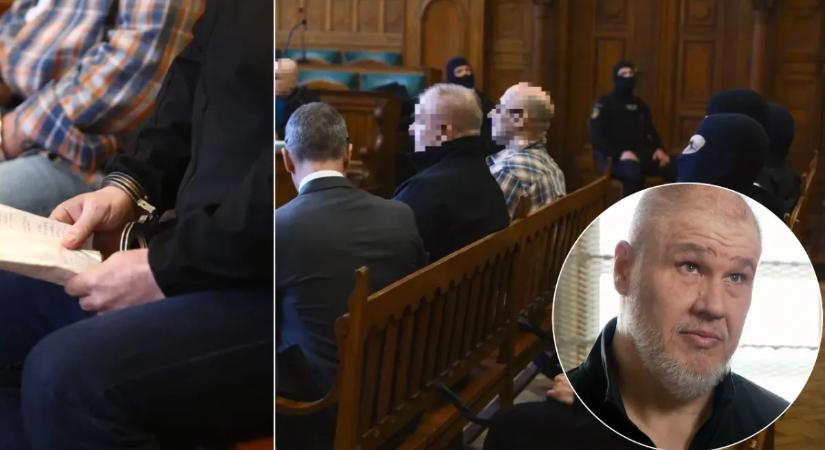 Vezetőszáron, megtörten állt a bíró elé Curtis bátyja: Életfogytig tartó börtön fenyegeti