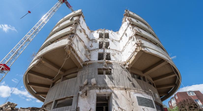 72 tonnás óriásgép gyorsítja fel a munkát a városképet meghatározó szálló bontásánál