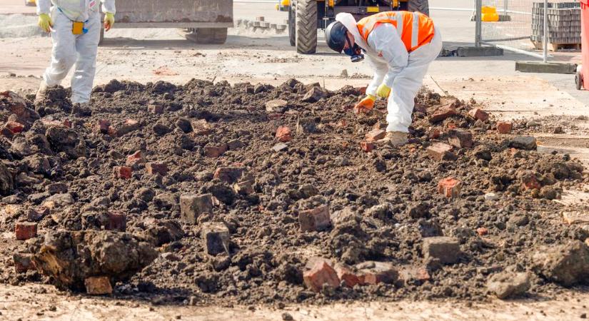 Egészségügyi veszélyhelyzet jöhet ebben a magyar városban – rákkeltő anyagot találtak a családi házaknál