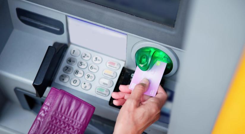 Két részletben korlátozások lesznek a hónap végén az egyik legnagyobb banknál: ezek a fontos funkciók állnak le