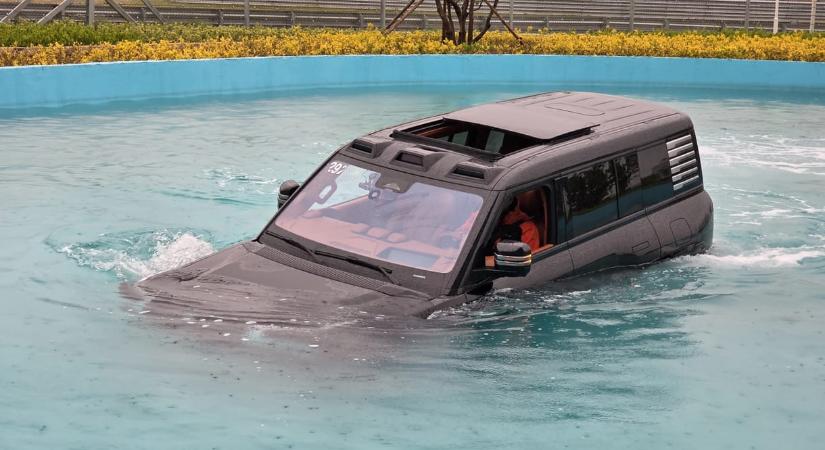 Medencében úsztunk egy 1200 lovas BYD-val, ami a világrekorder kamu homokdűnét is legyűrte
