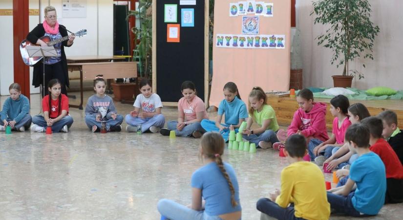 A zene kiszínezi a szívünket - tavaszköszöntő programsorozat az Oladi iskolában