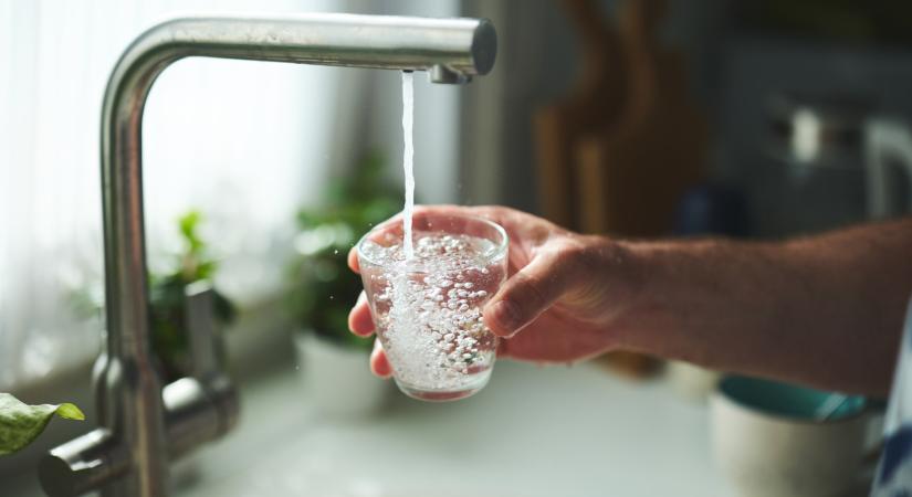 Döntött az EU: mindenkit érintő változás jön az ivóvíznél