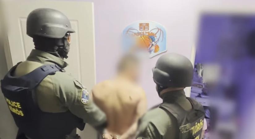 Dílerekre csaptak le a debreceni zsaruk: az udvaron gyerekjátékok voltak, a házban kábítószer - videóval