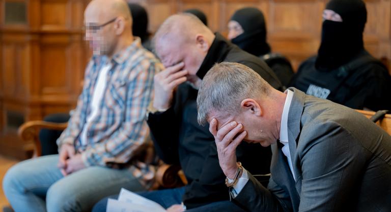 Ismét bíróság előtt Curtis testvére