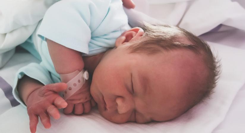Szívszorító üzenetet hagyott a babamentő inkubátorba tett kisfia mellett az anya