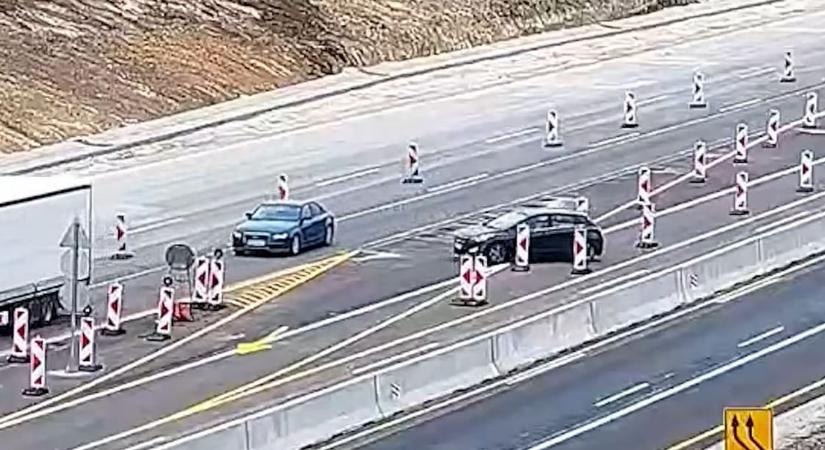 Tipikus szabálytalanság az épülő M1-esen: a terelőtáblák között szlalomozott át egy autós – videó