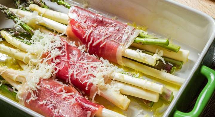 Sült spárga pármai sonkával körbetekerve: gyorsan és egyszerűen készül