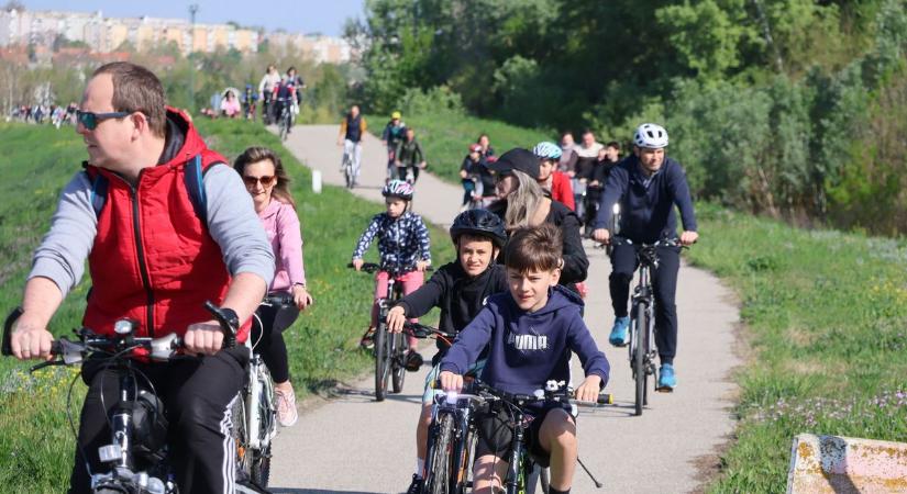 Több mint ezren pattantak nyeregbe hétvégén Pakson (galériavideó)