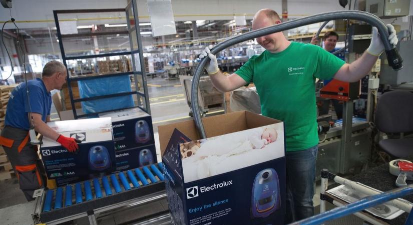 Az utolsó porszemig: bezárja jászberényi gyárát az Electrolux - fotók a gyártósorról