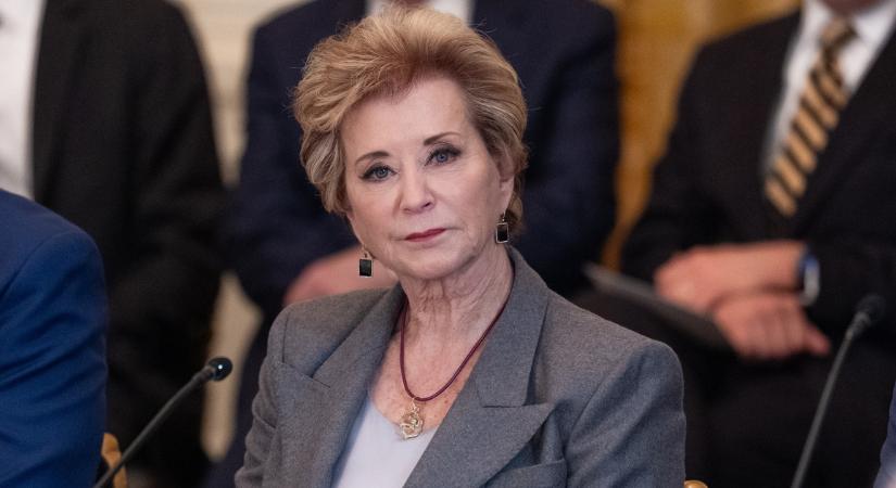 „Akkor leszek sikeres, ha kirúgom magam” – az oktatási miniszter, aki a saját tárcáját számolja fel