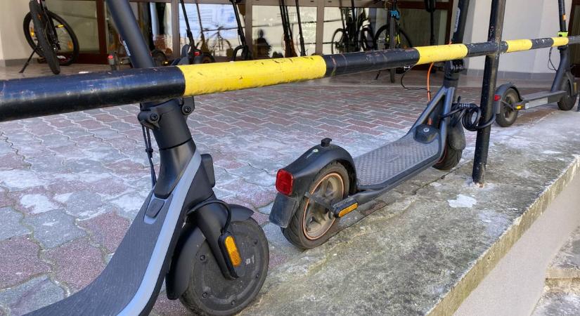 Vérfagyasztó: autók között száguldott lejtmenetben a rolleres fiú a zalai városban (fotó a cikkben)