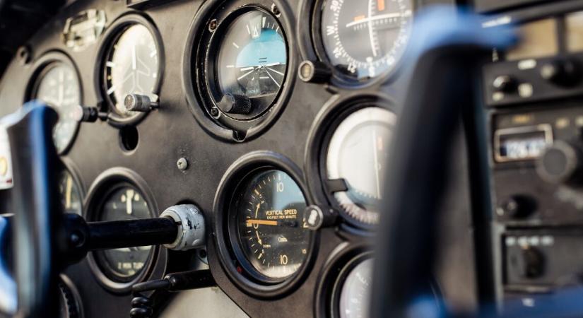 Sokkot kapott a környék – elektromos vezetéknek csapódott egy repülő