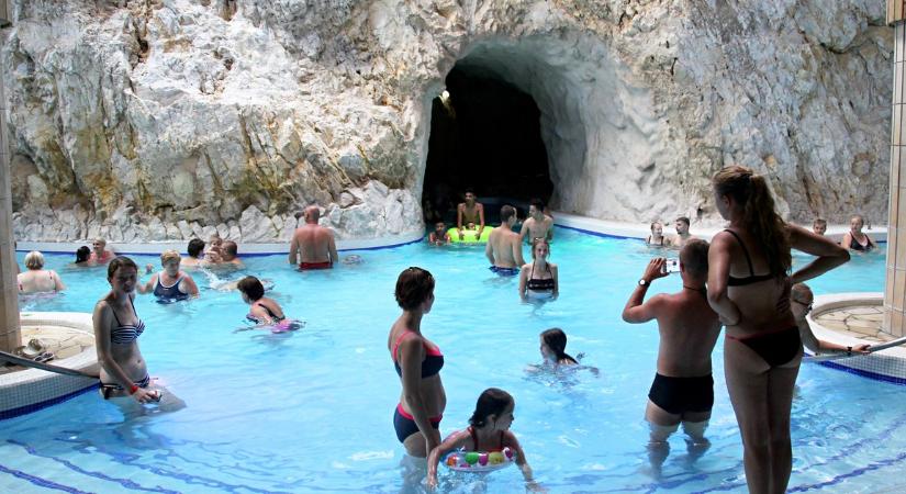 Megmutatták, hogy néz ki most a leégett miskolctapolcai barlangfürdő – fotók