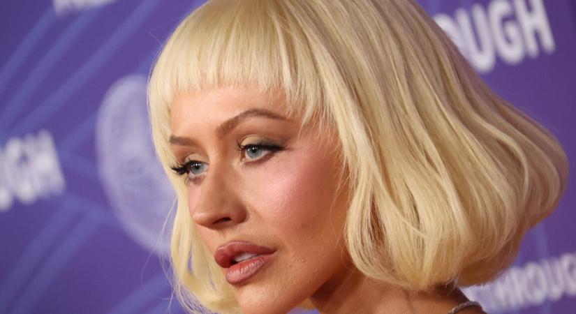 Alig lehet felismerni a híres énekesnőt – igazi álomnőként lépett elő