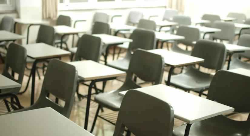 Bombariadó: több iskolát ürítettek ki, a repülőtéren is riadó van