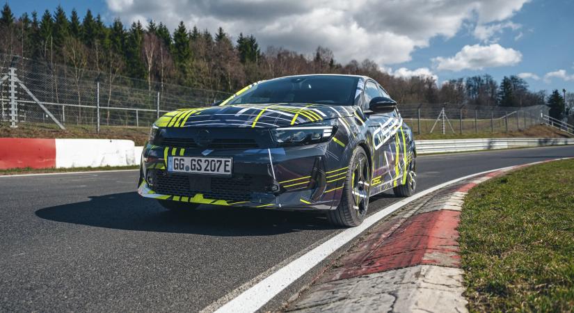 Videón a hamarosan érkező Opel Corsa! Így mozog az újdonság a Nordschleifén!
