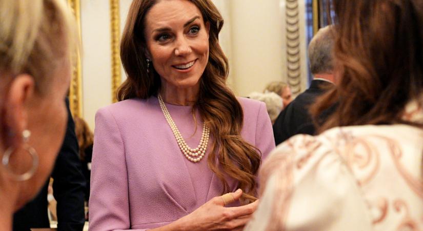 Katalin hercegné történelmi jelentőségű nyaklánccal tisztelgett II. Erzsébet királynő emléke előtt