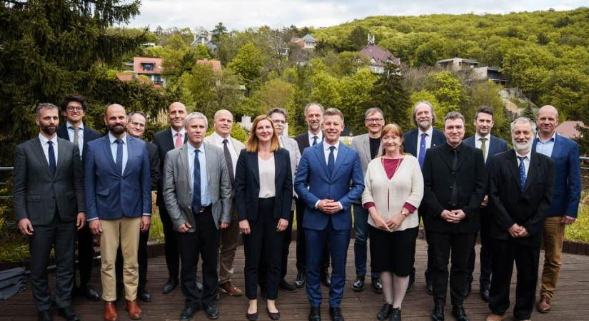 Hiába a hosszú tárgyalás: továbbra is homály fedi, ki vezeti majd az oktatást