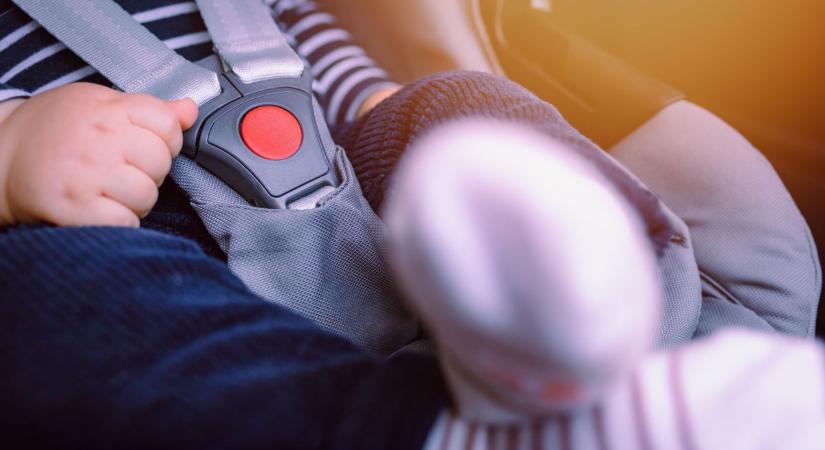 Tűzoltók mentettek ki egy hat hónapos csecsemőt egy bezárt autóból