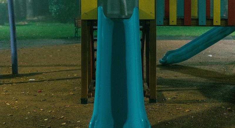 Súlyosan megsérült egy hároméves kisgyermek, miután leesett a csúszdáról