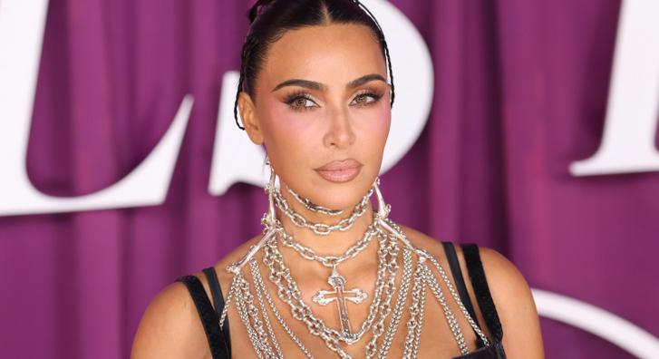 Lebuktak a hullámok között, így romantikázott Kim Kardashian és Lewis Hamilton a tengerparton