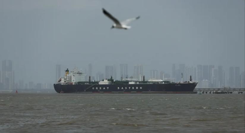 Konténerszállító hajókra támadtak szerda reggel a Hormuzi-szorosban