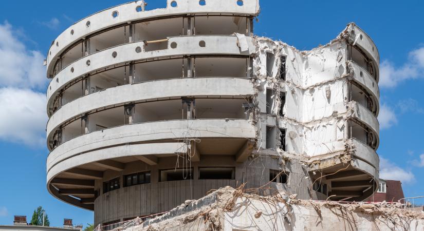 Látványos óriásgépekkel folytatódik a Körszálló bontása
