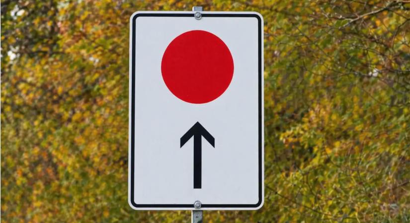 Autósok figyelem! Tudják, mit jelent ez a piros pötty a táblán amivel órákat spórolhatnak?