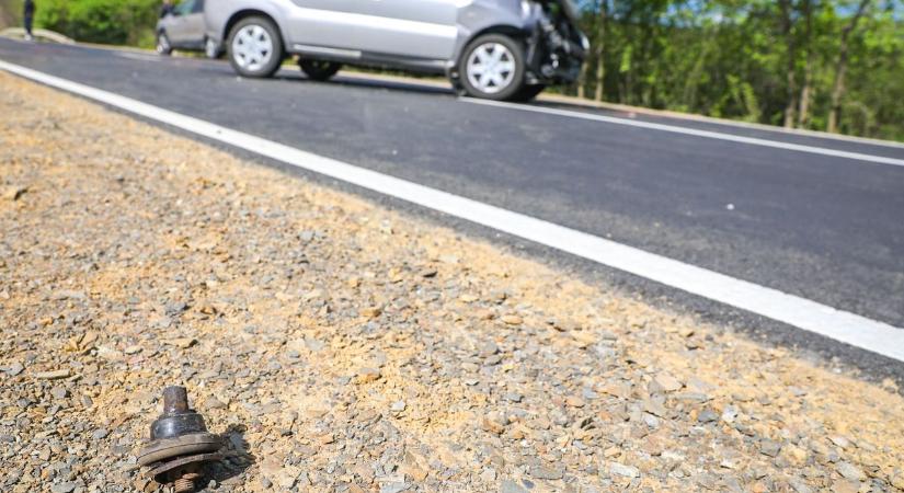 Kikerülte, lefékezett, mégis nekiment - karambol a 37-esen (fotók, videó)