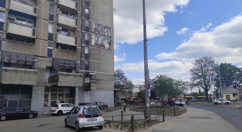 Őrület, miért vonultak a debreceni 22 emeleteshez a tűzoltók – fotóval
