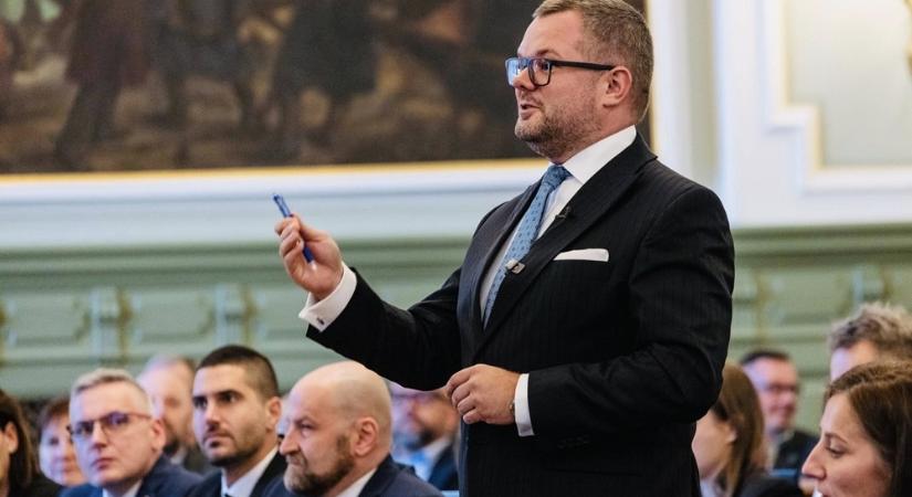 Pintér Bence: „Fekete Dávid semmi mást nem javasol most, minthogy a Fidesz felelőtlen pénzügyi politikájáért a polgármester vállalja a felelősséget"