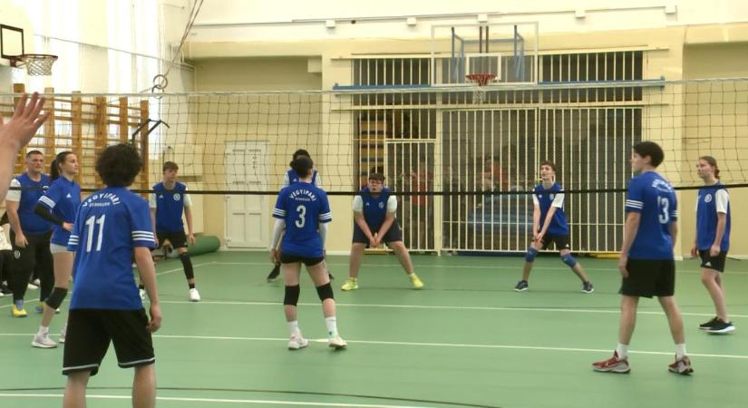 Mozdulj, Debrecen: harmadik alkalommal rendezett röplabda kupát az Irinyi János Technikum