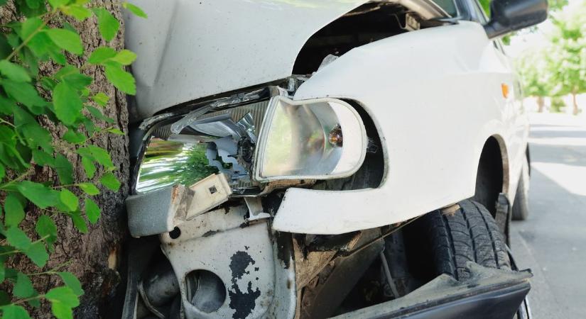 Szétvágták a tűzoltók a fának csapódó autót, hogy menteni tudják a sofőrt Karcagon