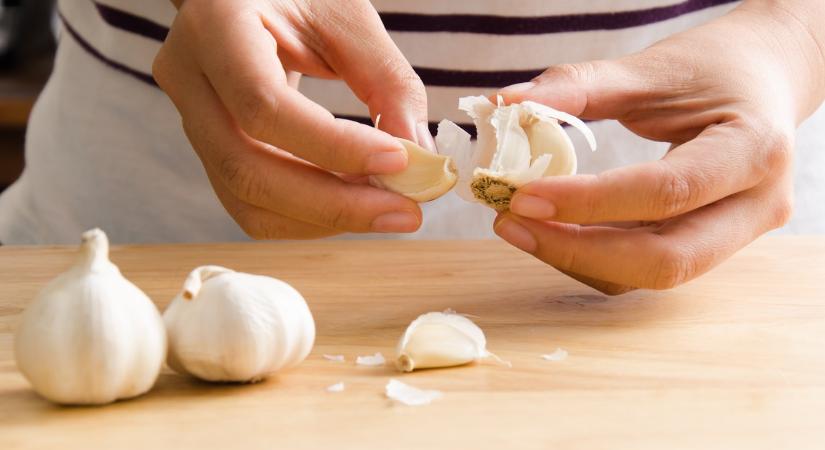 Nem lesz többé fokhagymaszagú a kezed: így pucolják a fokhagymát a profi szakácsok