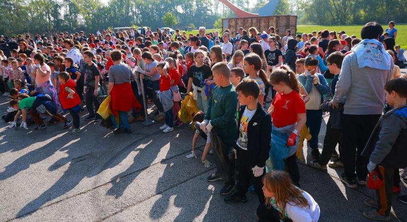 Önkéntesek százai tisztították meg Dunaújváros több területét