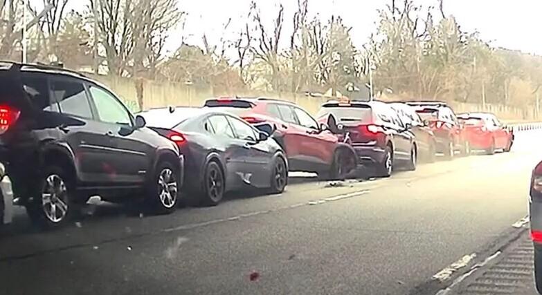 Videón a pokoli láncreakció: Így lesz 10 autós tömegkarambol egy apró hibából