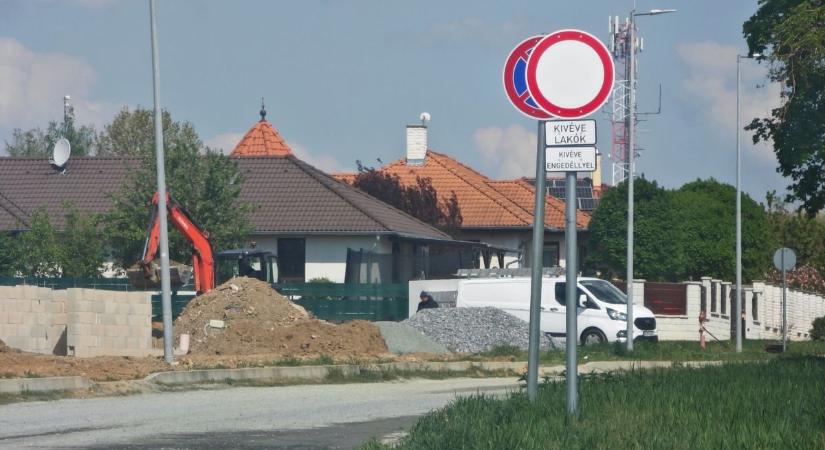 Azbeszt-ügy: Kint vannak a táblák, sok járművet kitiltottak az Oladi platóról - fotók