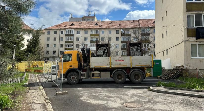 Hat lépcsőházat újítanak fel – Folytatódik a csíkszeredai tömbházszigetelési program