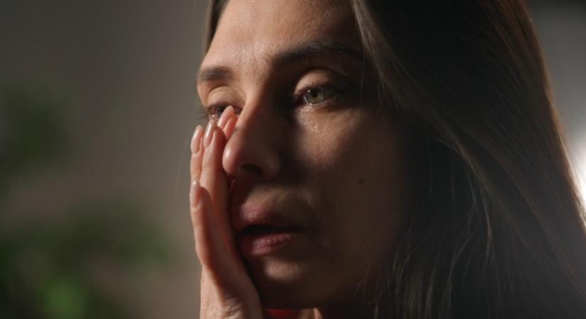 Véletlenül hallgatta ki lánya és férje beszélgetését a nő: dermesztő, milyen titokra jött rá