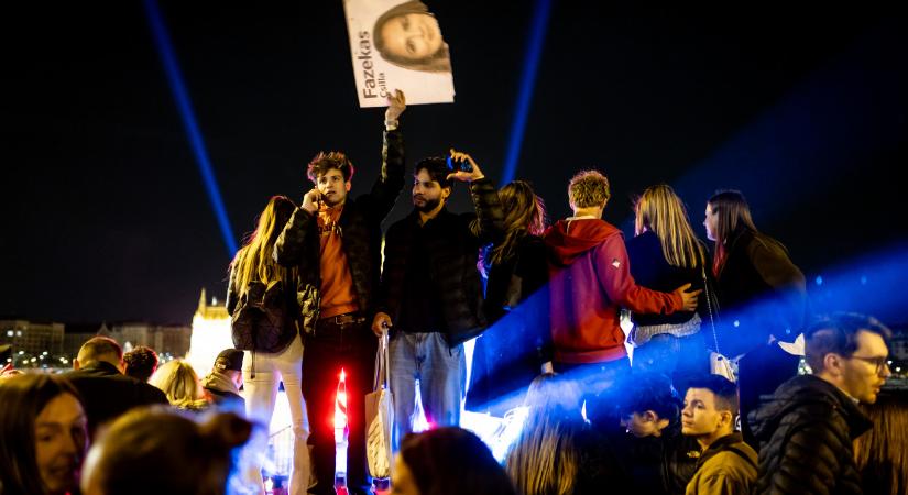 A fideszesek szerint meg kellene szólítani az SZDSZ-es oktatásban meghülyített, drogmámorban lévő fiatalokat, csakhogy már viszi őket a frontra Ruszin-Szendi Romulusz