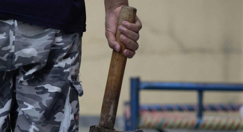 Őrjöngés Háromszéken: fejszével vert szét egy üzletet, egy intézményt és egy rendőrautót