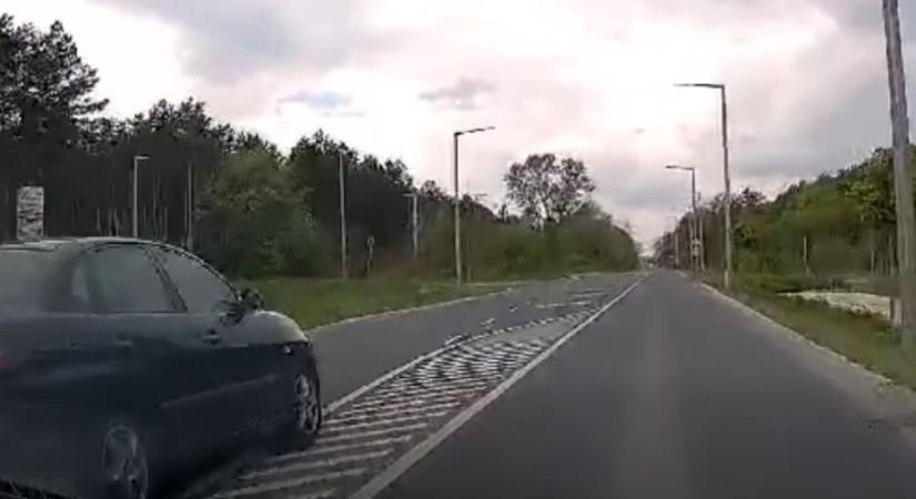A záróvonal sem érdekelte a sofőrt – megelőzte a rendőrautót (videó)